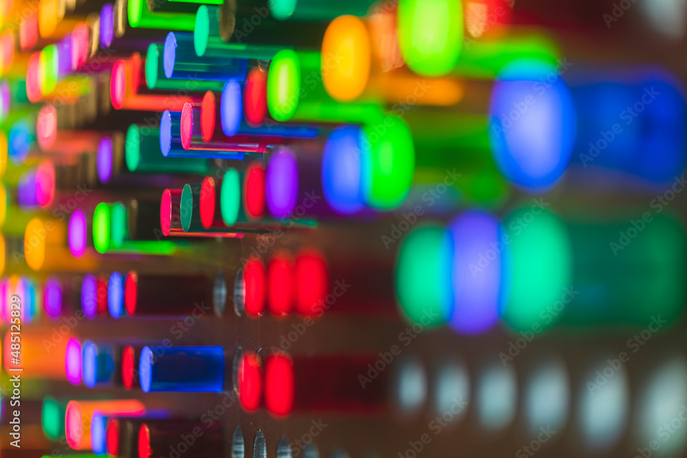 塑料管霓虹灯彩色墙背景，抽象的彩色亚克力圆柱体形式，光线来自