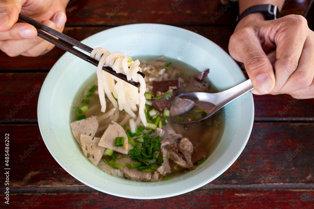 越南菜、米粉、火锅Bo越南汤（餐厅男性手拿牛肉和筷子）