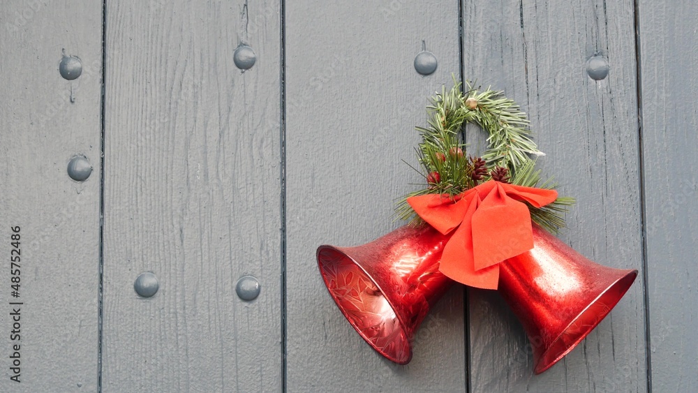 圣诞和新年装饰，松木或杉木，门或大门上的红丝带和铃铛。圣诞复古节日