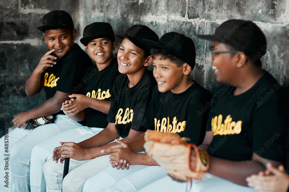 棒球是让孩子们保持活跃和社会参与的好方法。一群年轻人的短镜头