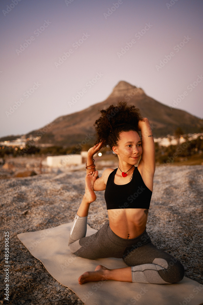 她对瑜伽充满热情。一位有魅力的年轻女子在沙滩上练习瑜伽的全镜头