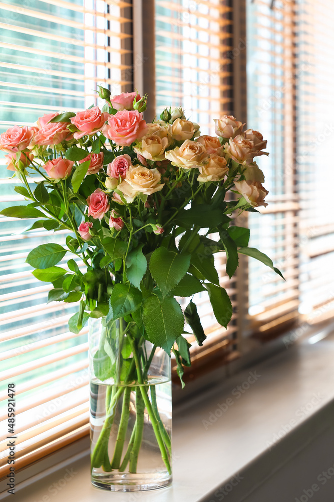 窗台上有一束美丽的新鲜玫瑰的花瓶