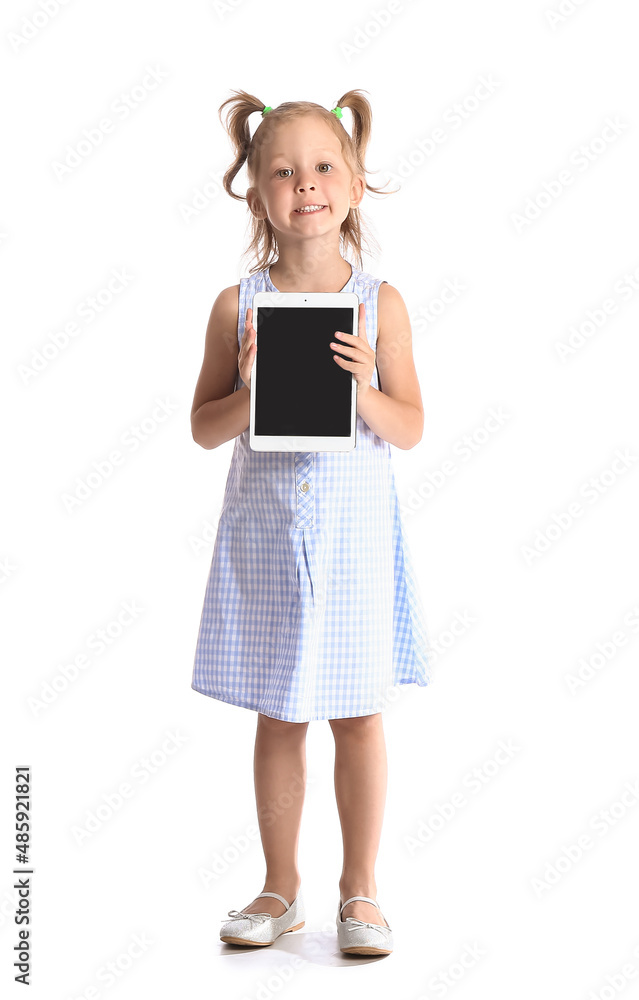 白色背景平板电脑的可爱小女孩