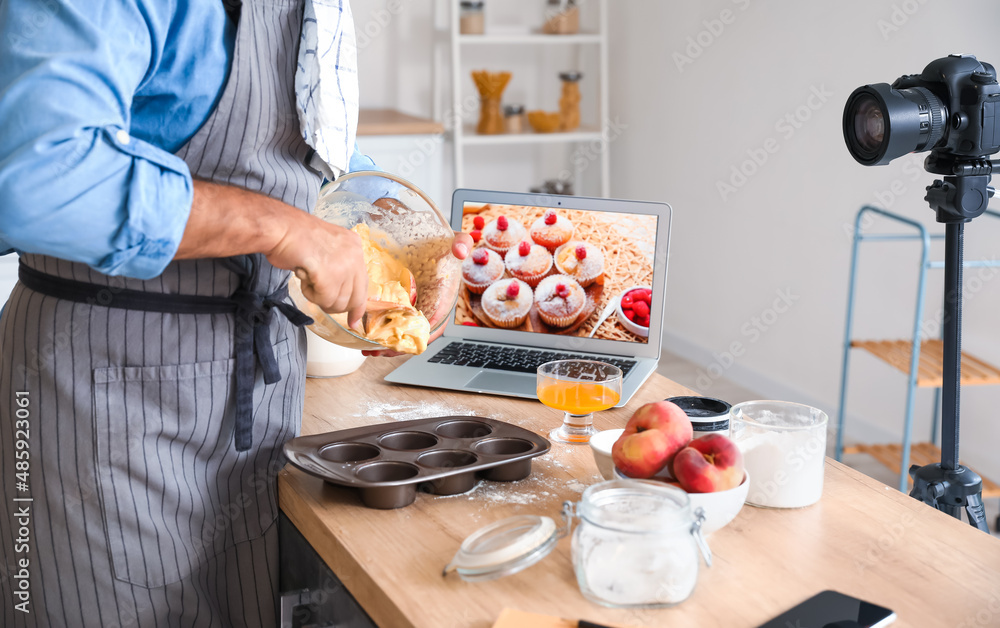 英俊男子在厨房准备蜜桃松饼并录制视频教程