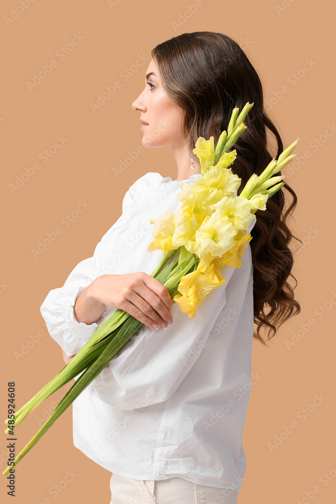 时尚女士手持一束彩色背景的唐菖蒲花