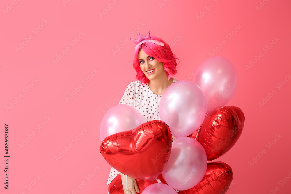 有着明亮头发和彩色背景气球的时尚女性。情人节庆祝活动