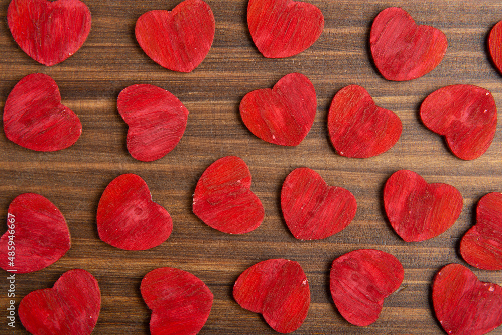 情人节问候概念。小红木制作的心形图案。情人节问候