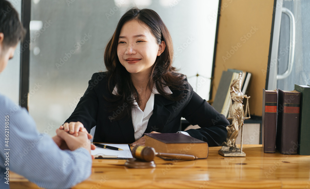 律师业务女性在完成保险租金咨询后与客户握手