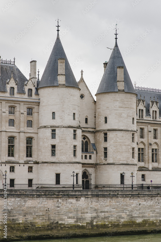 La Conciergerie，塞纳河畔的一座宫殿，有着迷人的历史