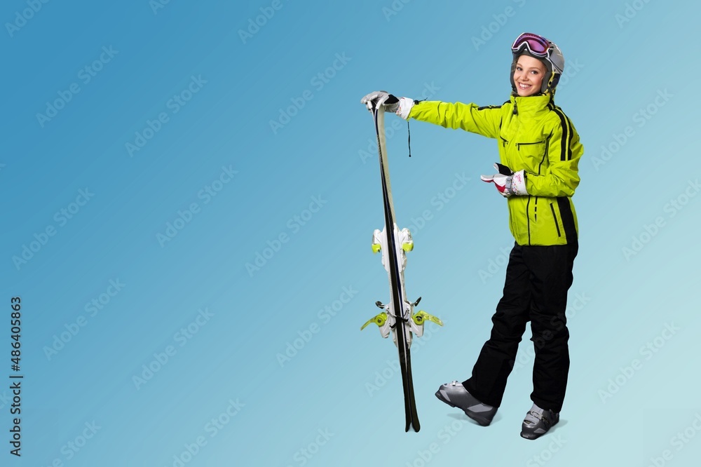 全身滑雪者微笑快乐女人穿着保暖夹克在山里度过极端周末