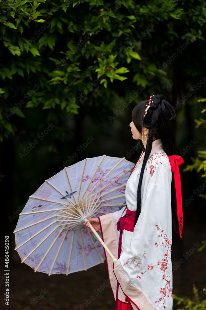 一位身穿中国传统服饰、打着油纸伞的年轻女子。