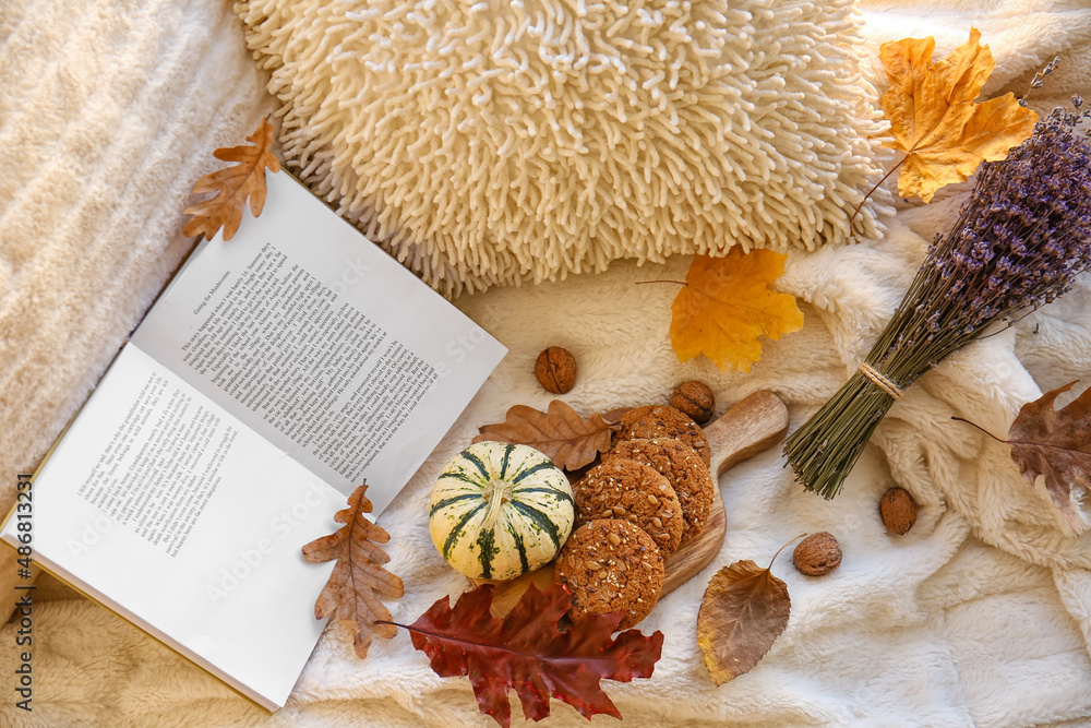 格子布上的书籍、饼干和秋季装饰