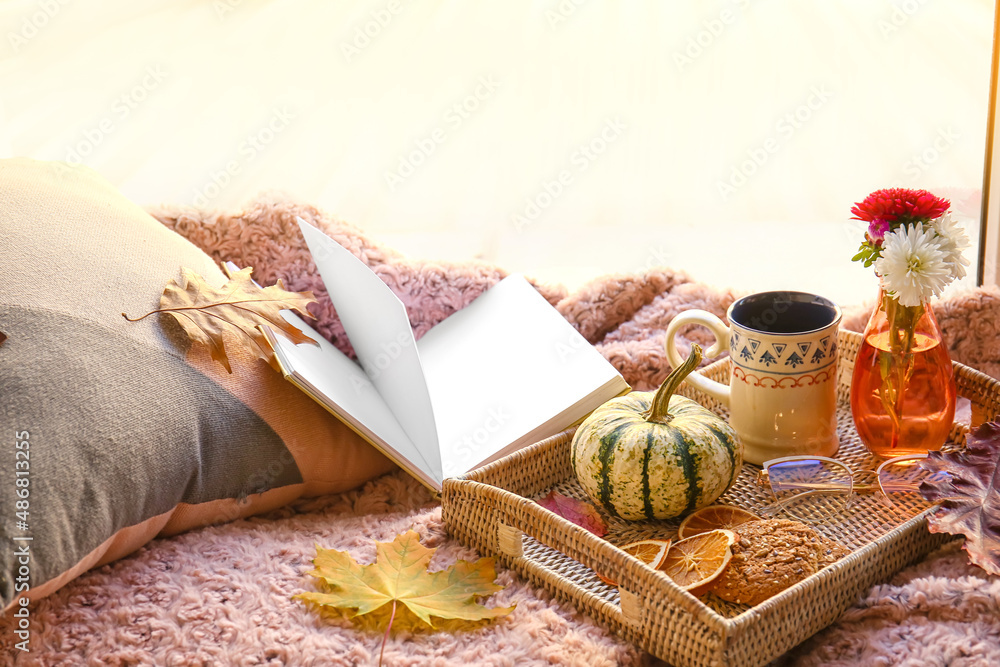 书、一杯咖啡、饼干和窗台上的秋季装饰