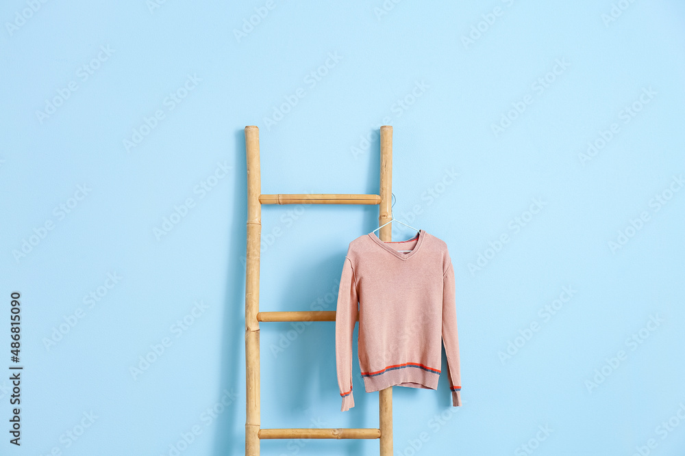 蓝色背景的梯架和针织毛衣