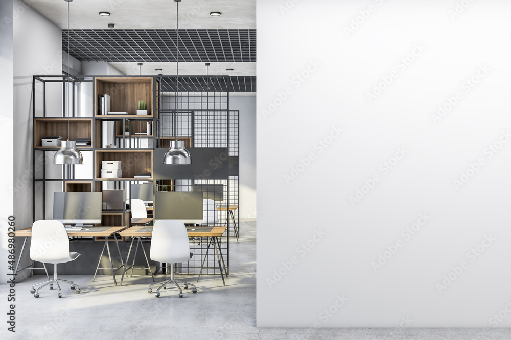 阁楼式室内设计中的空白白墙，带有您的标志的复制空间，与w合作办公