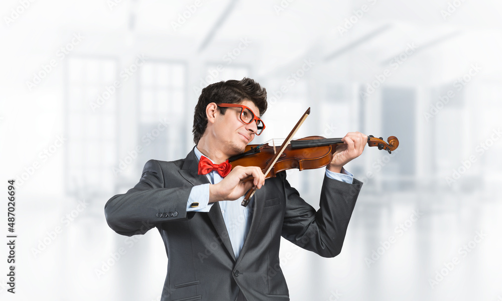 年轻的音乐家拉小提琴