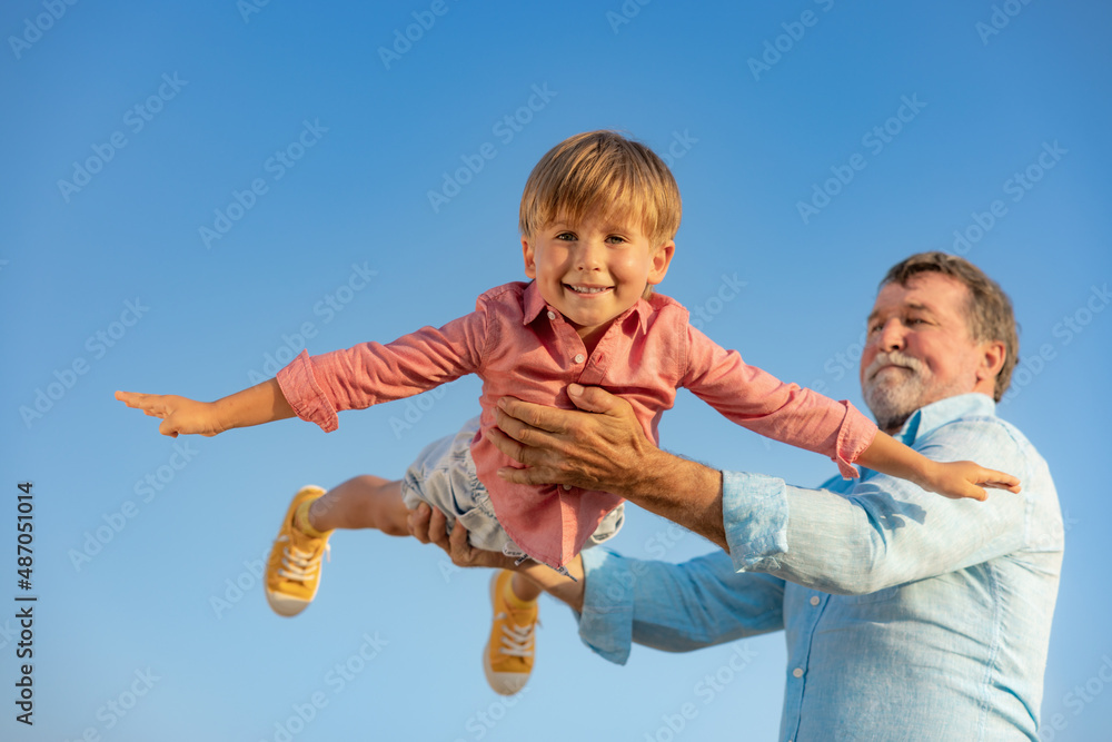 爷爷和男孩在户外玩得很开心