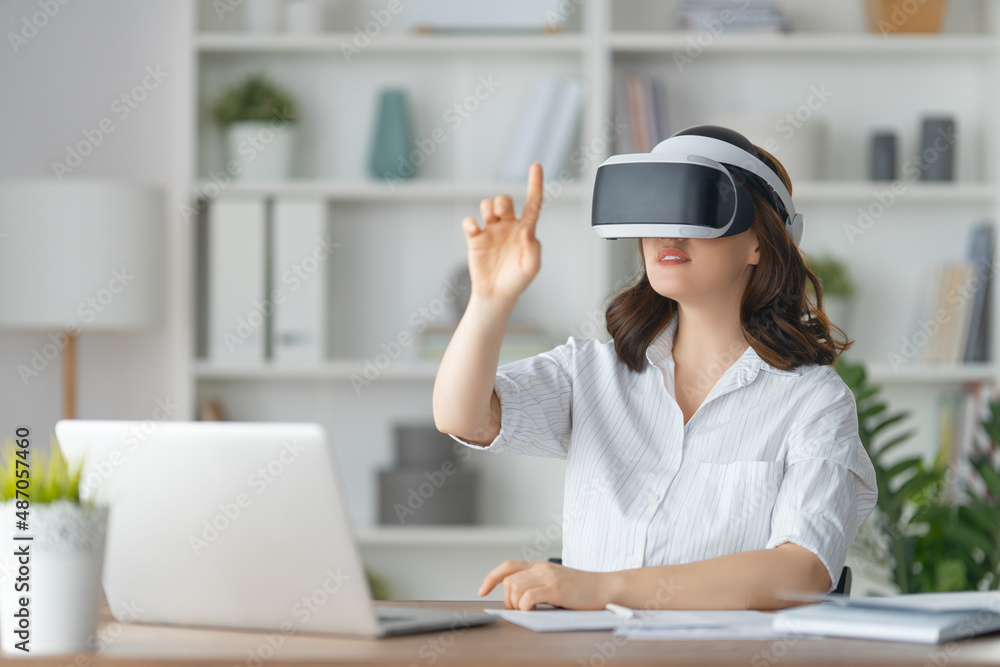 戴VR虚拟现实护目镜的女人