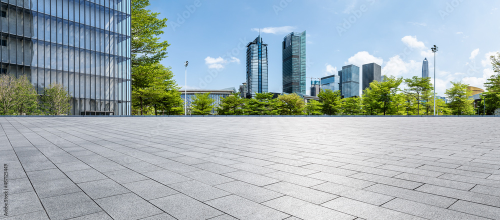 中国深圳的全景天际线和空层现代商业建筑。空广场