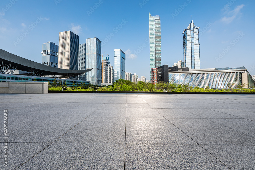 中国深圳的现代城市天际线和空置楼层的商业建筑。