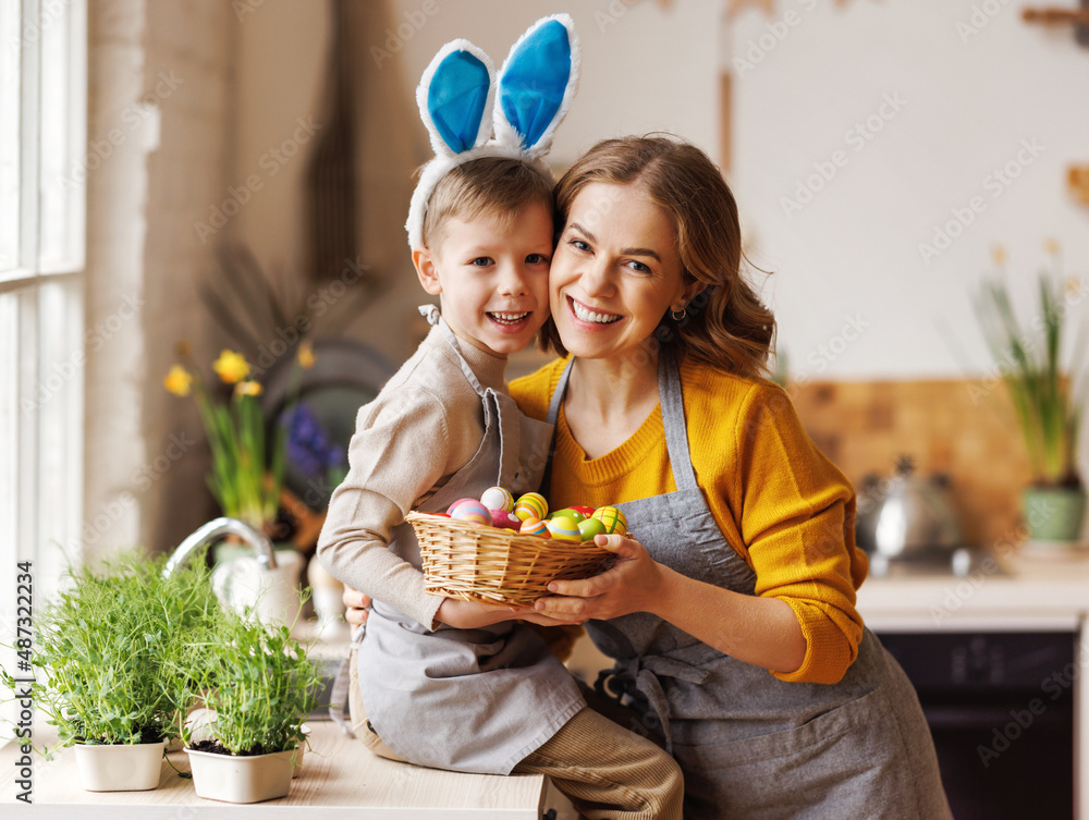 年轻母亲和小儿子的甜蜜全家福，篮子里装满了彩绘复活节彩蛋