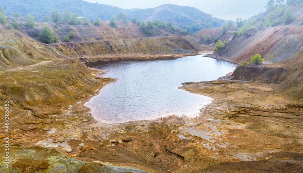 塞浦路斯西亚附近废弃铜矿表面被污染。有毒湖泊和土壤被化学物质污染