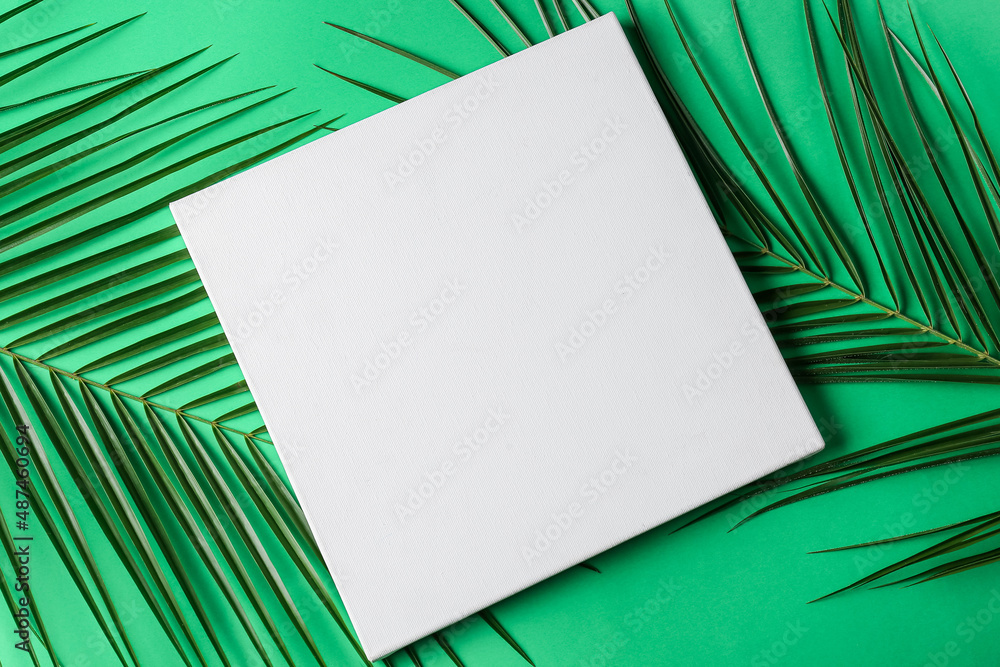 绿色背景上的空白海报和棕榈叶