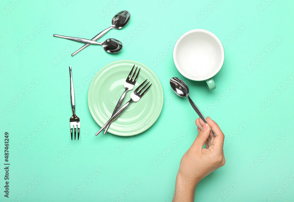 背景色为餐具、盘子和杯子的女人