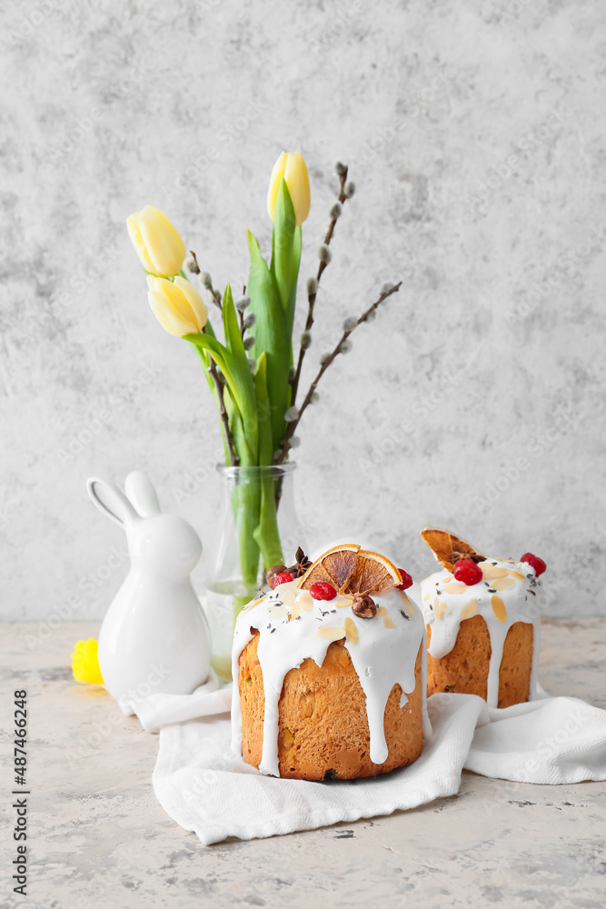 美味的复活节蛋糕和浅背景郁金香花的蝴蝶柳枝