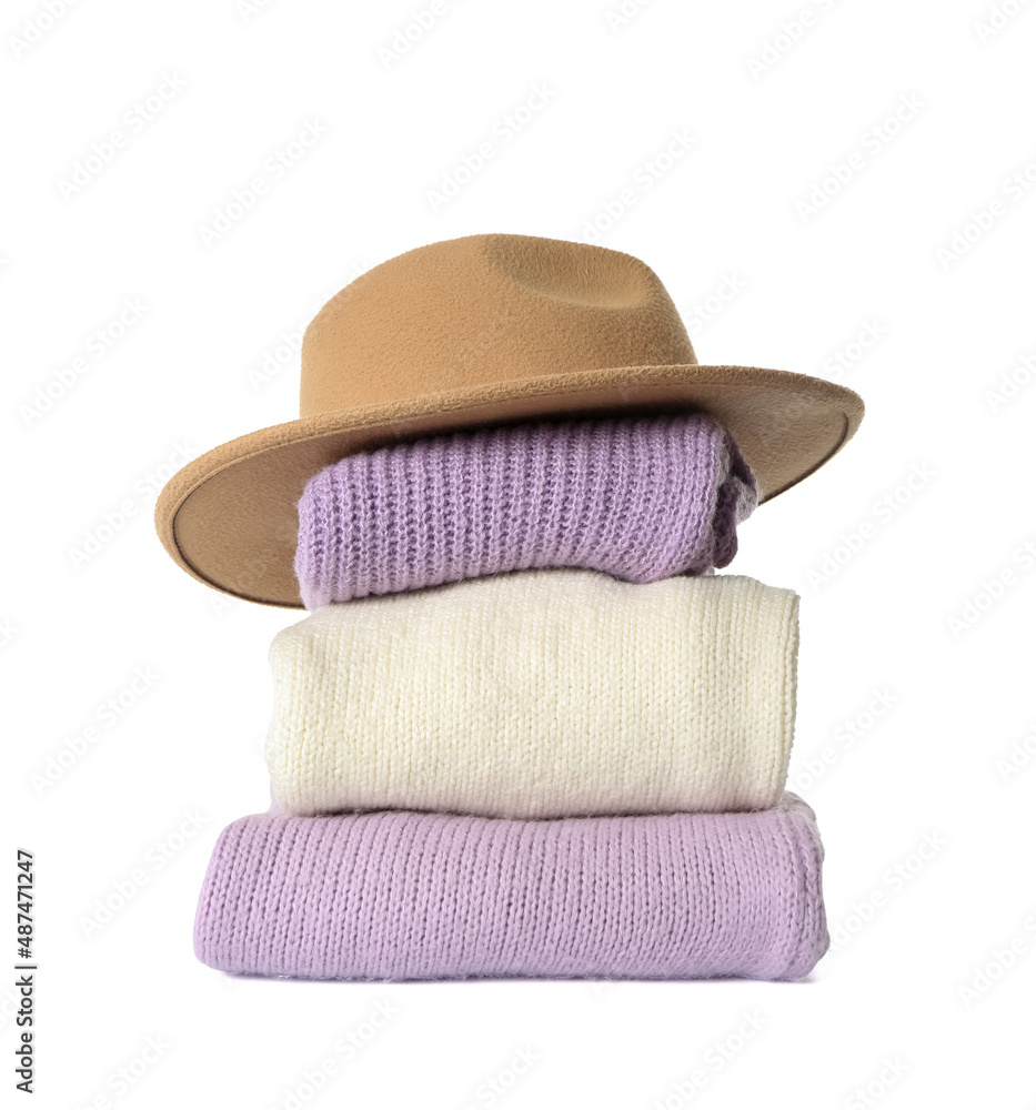 白色背景上的一堆针织毛衣和毡帽