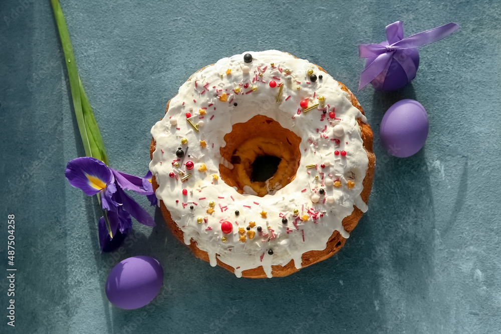 美味的复活节蛋糕，彩蛋和彩花为背景
