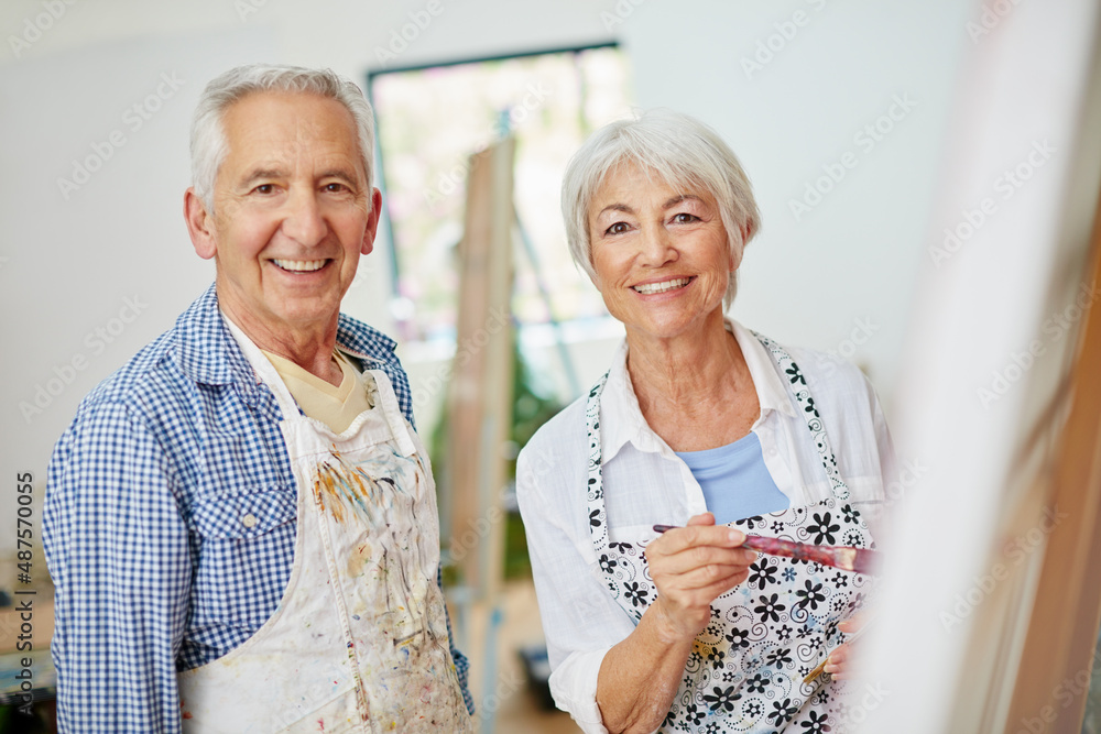 多做一些让你开心的事。一对老年夫妇在家画画的照片。