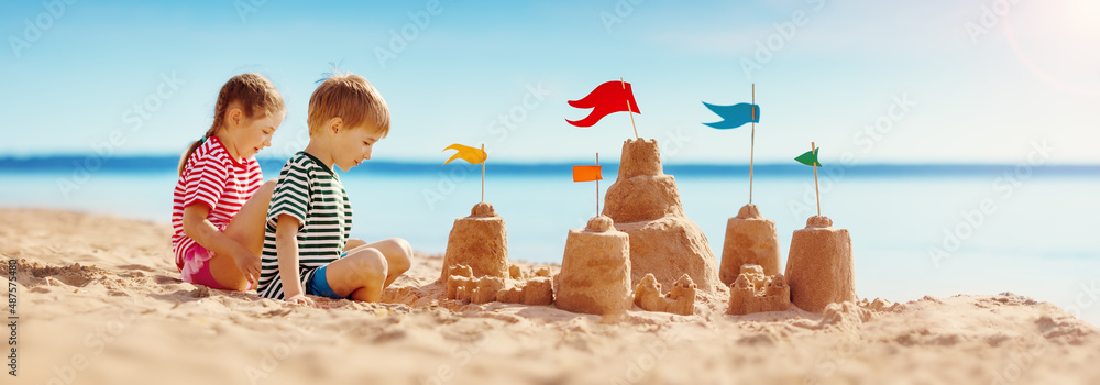 暑假男孩和女孩在海滩上玩耍。