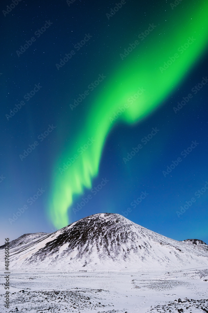 冰岛的北极光。山上的北极光，明亮的冬夜景观