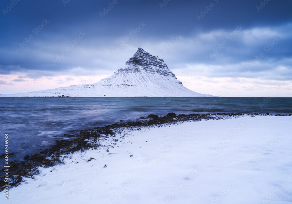 冰岛柯克朱费尔山。冬季景观。山脉和海洋。冰雪。受欢迎