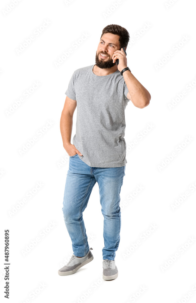 身穿灰色t恤的英俊男子在白底下用手机通话