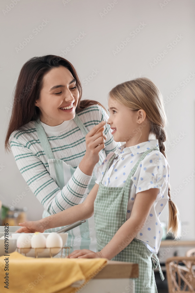 复活节那天，母亲在厨房做饭时摸她的小女儿的鼻子