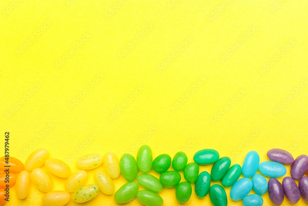 黄色背景上的不同果冻豆