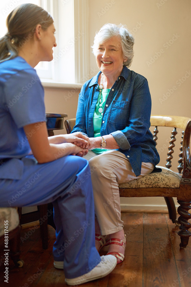 她感谢她的支持。一位居民在养老院被护士安慰的照片。