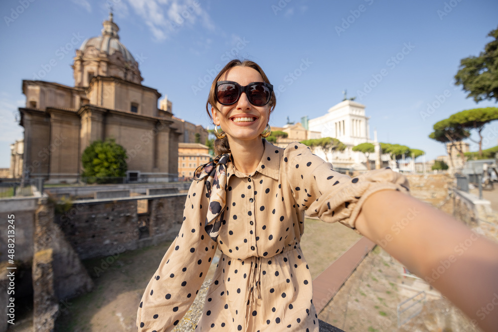 一名女子在罗马论坛前自拍，罗马市中心的废墟。概念旅行