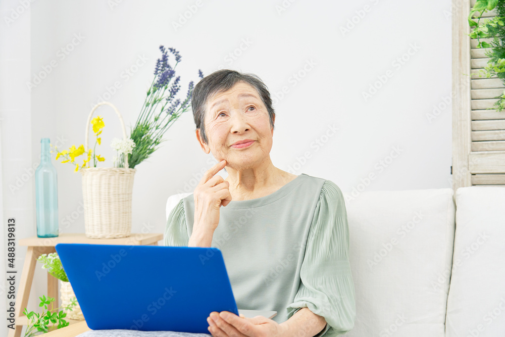 高齢女性　パソコン　考える　リビング