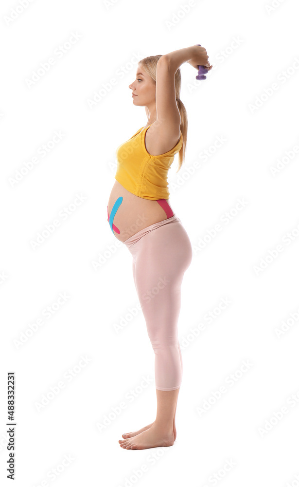 孕妇在白色背景下进行运动机能训练