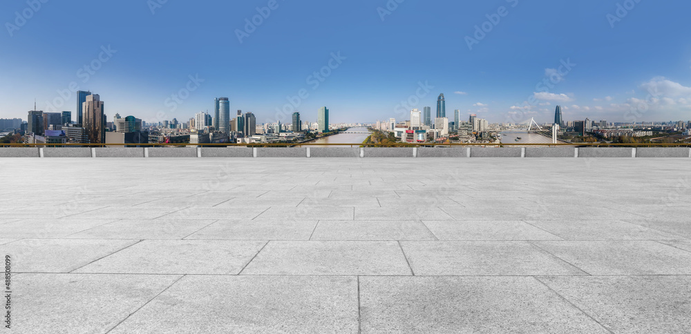 空旷的广场与中国现代城市建筑背景