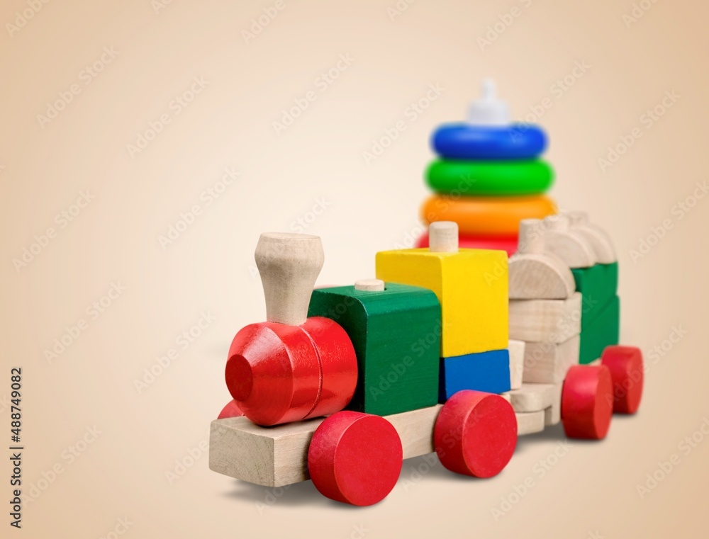 婴儿玩具背景。木制玩具火车、叠木金字塔和彩色木砖