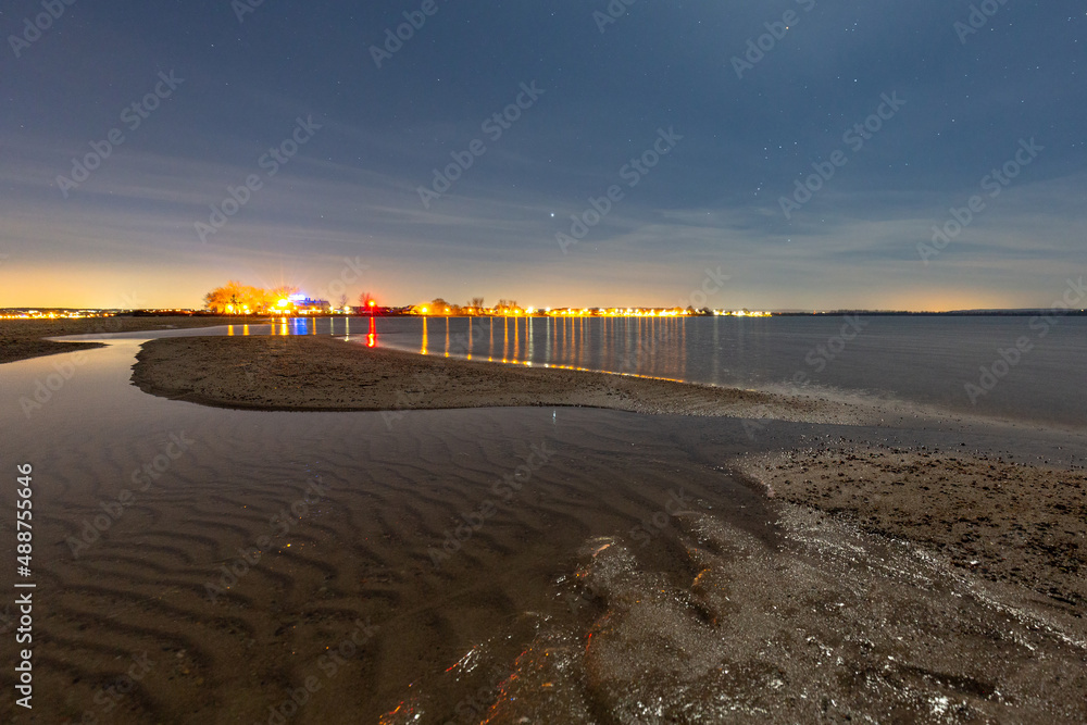 波兰雷瓦波罗的海夜晚的冰冻海滩