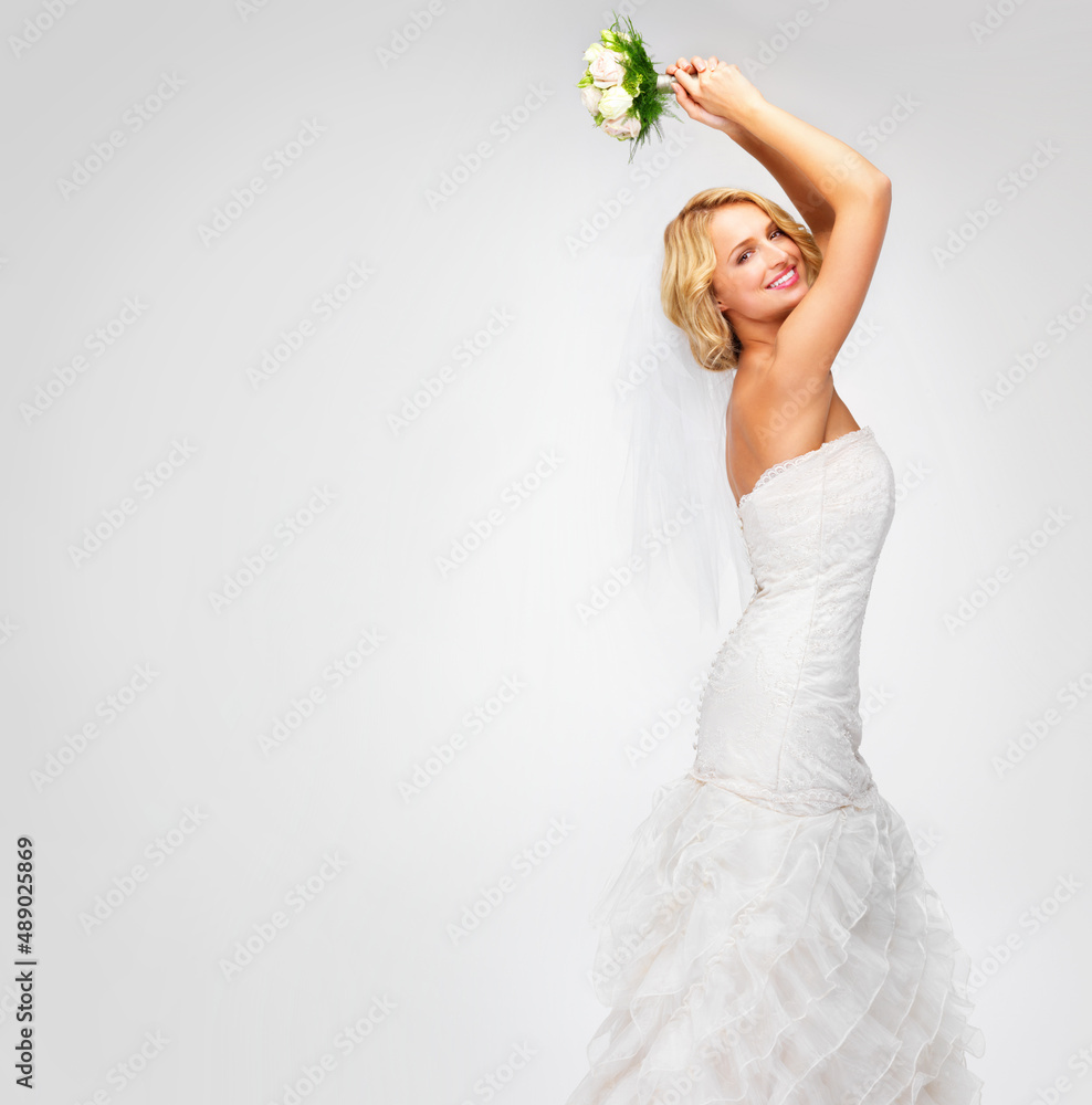 准备好迎接花束。漂亮的年轻新娘准备扔她的花束。