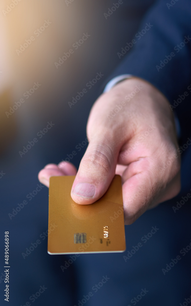 用卡付款。一个商人拿着信用卡付款的裁剪镜头。