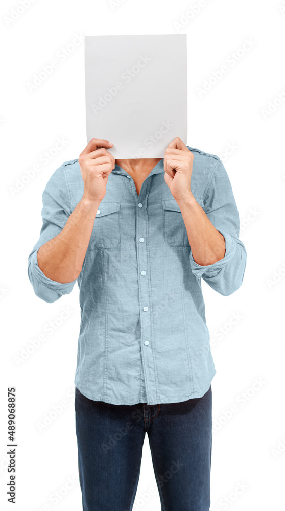 请给我一个个性。一名男性在脸前举着一张空白的标语牌——复制空间——
