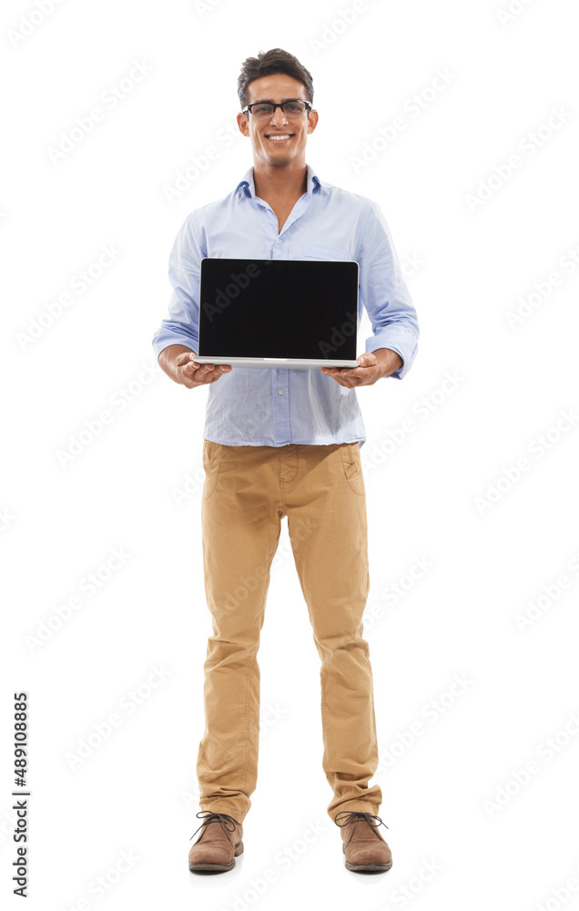 他给你买了一台新笔记本电脑。一个英俊的年轻人开心地展示笔记本电脑的全身照片