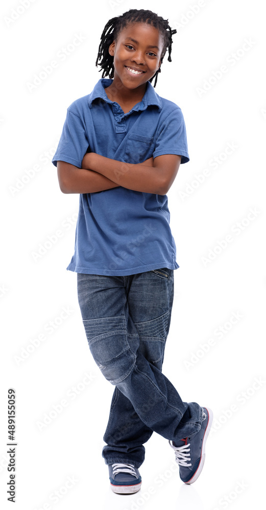 童年的自信。一个非洲裔美国男孩双臂交叉站立。